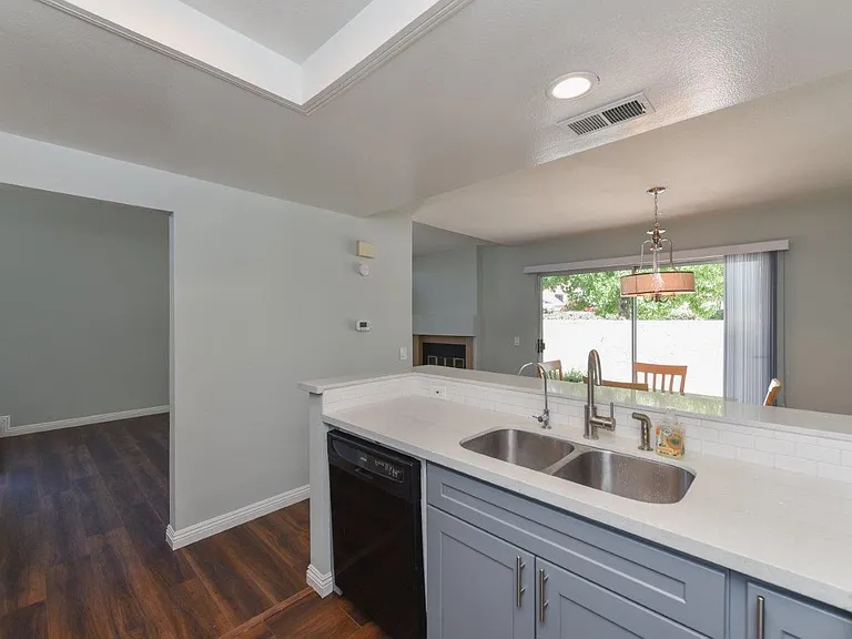 391 Stanford Ct — Photo 17