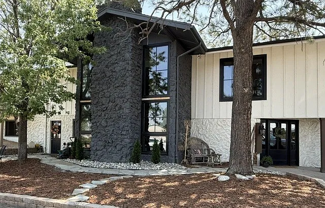 4 bed, 3.5 bath, 5050 sqft, $7,800 — Photo 1