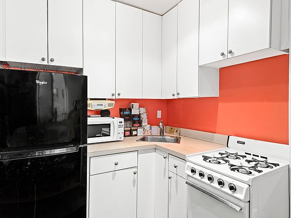 3rd image of 215 E 24th St APT 314