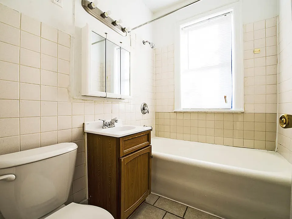 1717 W 77th