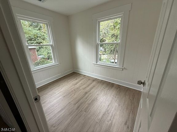 5th image of 30 Willard St