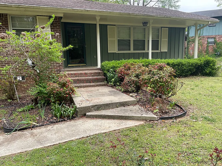 920 Forrest Cir SE — Photo 3