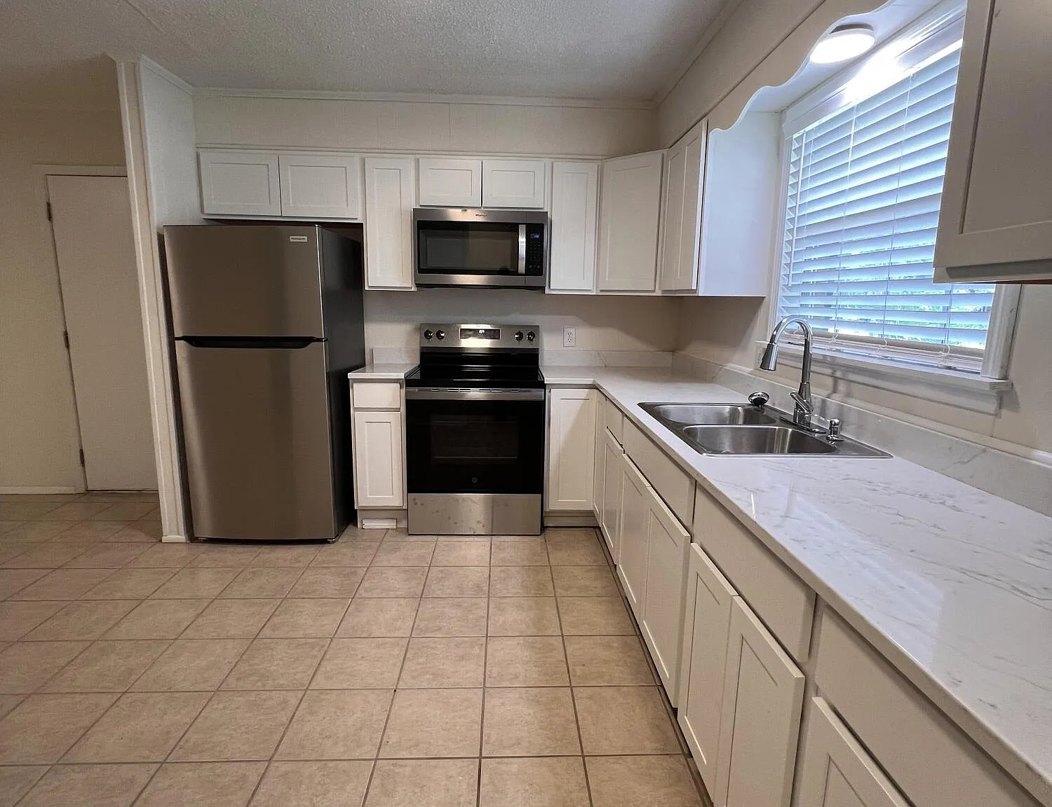 3 bed, 1.5 bath, 1075 sqft, $1,475 — Photo 3