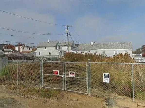 21 Bayview Ave, Howard Beach, NY 11414