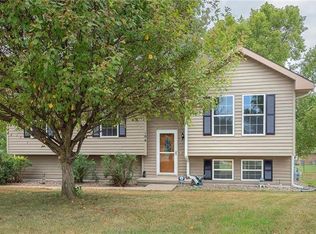 104 NE 195th Ter, Smithville, MO 64089