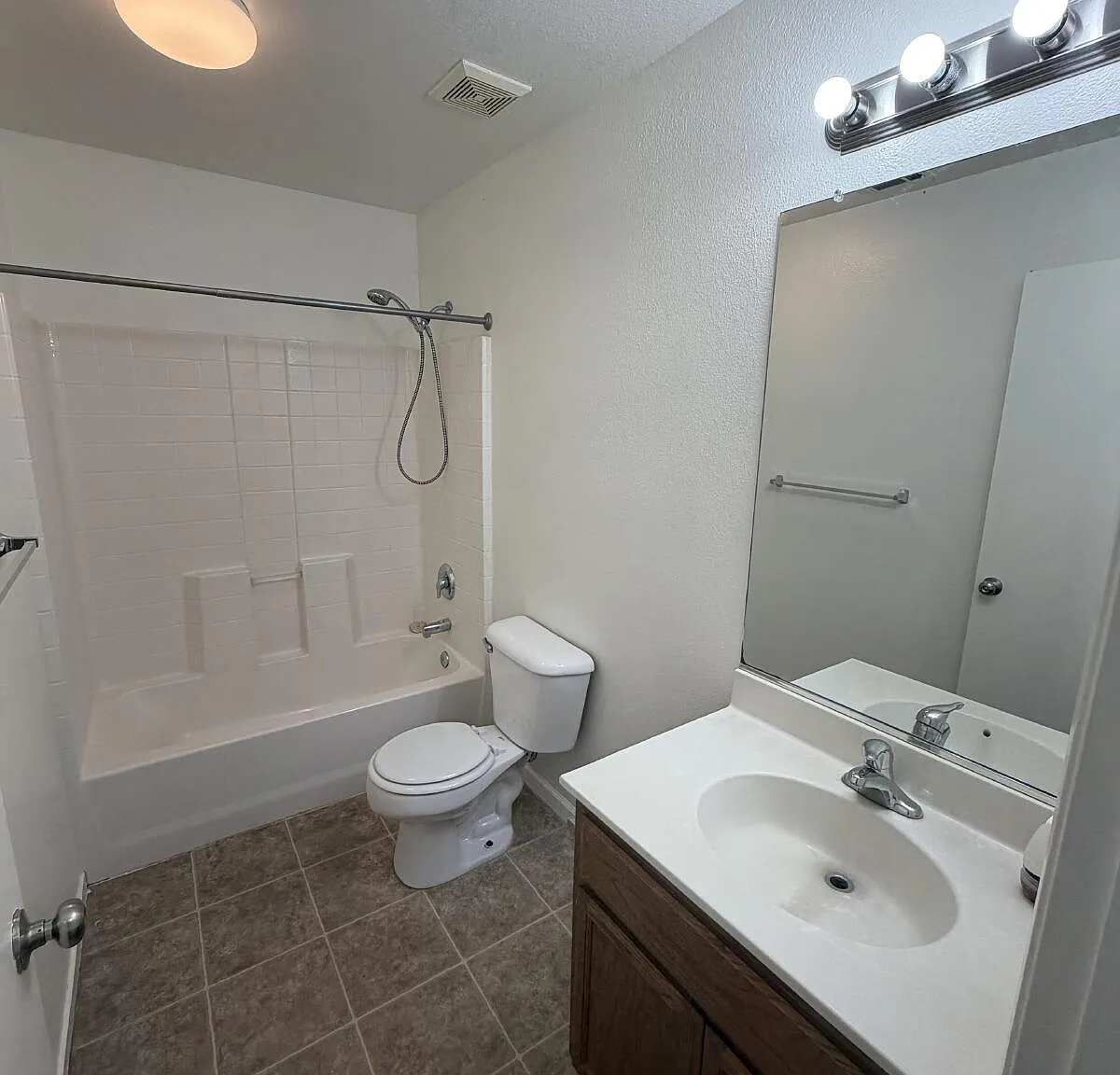 3 bed, 2.5 bath, 1223 sqft, $2,150 — Photo 3