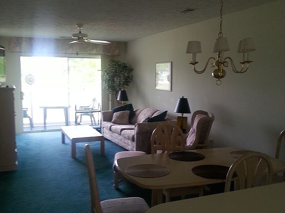 627 Waterway Village Unit E - Livingroom_05062015