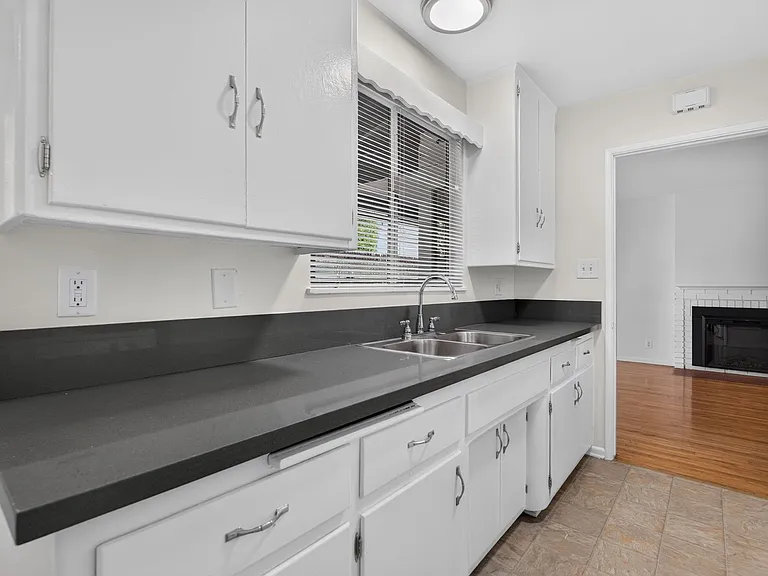 425 S Los Robles Ave — Photo 20