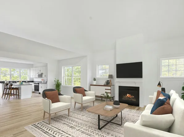 2 Honey Hill Ln, Raymond, ME 04071