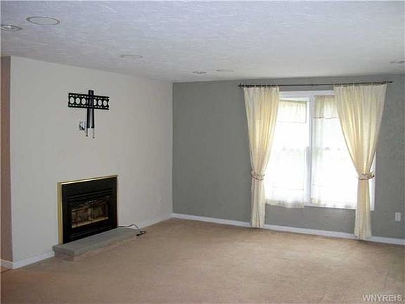 3rd image of 320 Lake Ave