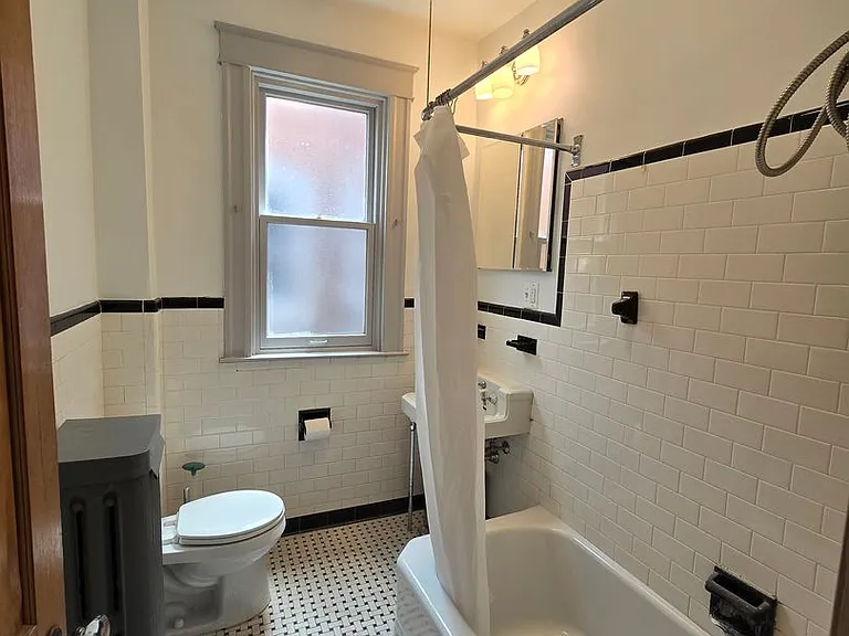 314 E 33rd St — Photo 14