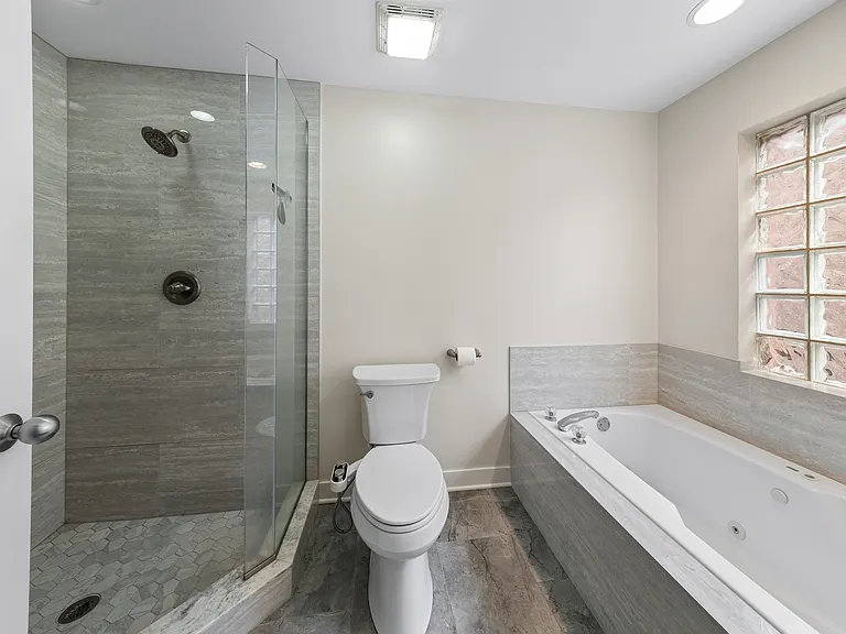 811 W Superior St #4 — Photo 19