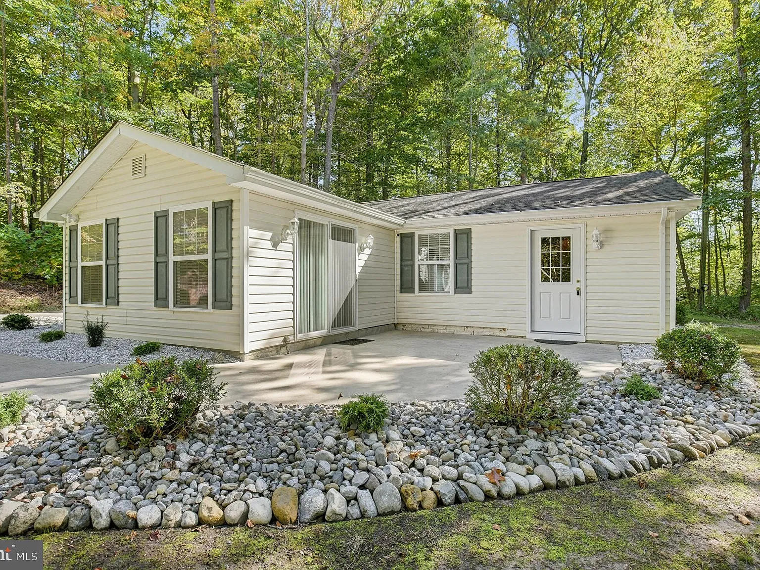 3 bed, 1.0 bath, 1068 sqft, $2,400 — Photo 1