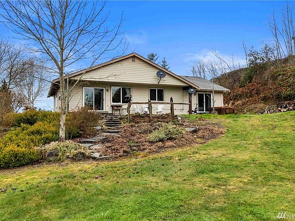 Nestled on the ridge, the home overlooks the pastures below and the beautiful mountain.