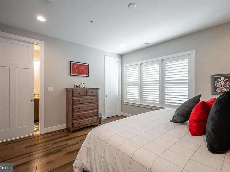 1126 N Stuart St — Photo 35