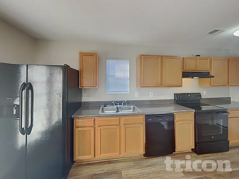 945 Schofield Ln — Photo 5