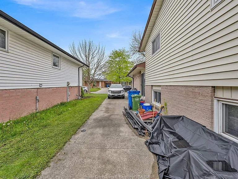 1493 Azalia Cres — Photo 7