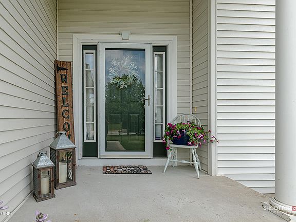 3rd image of 853 Sunrise Ln NW