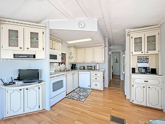 2nd image of 411 Quinto Ln