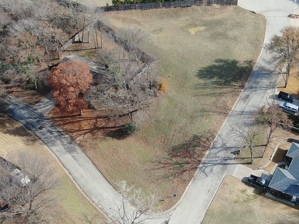 2nd image of Ravenwood Dr