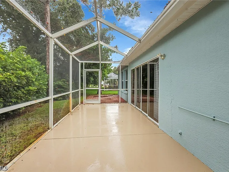 22203 Seashore Cir — Photo 41