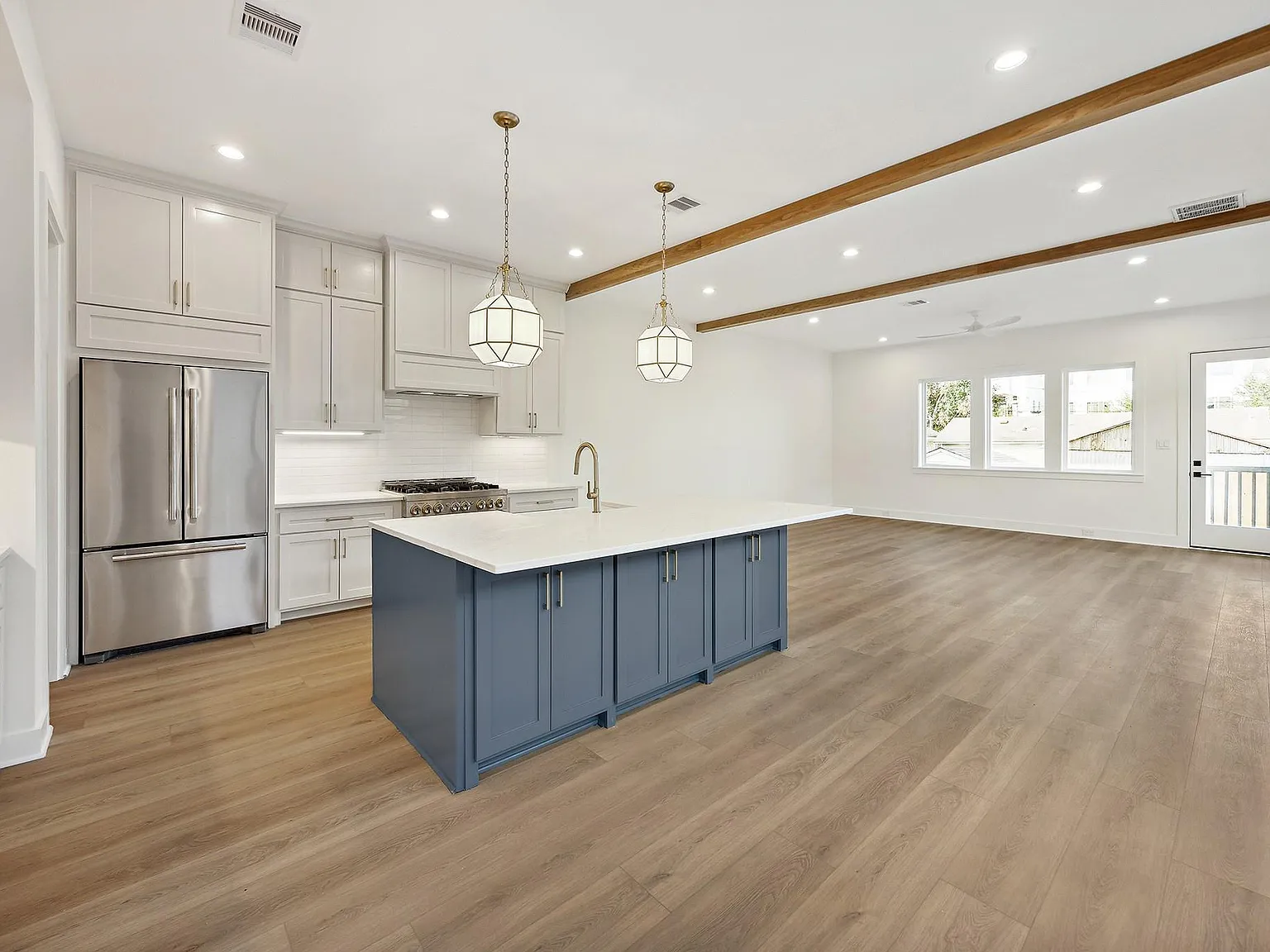 3 bed, 2.5 bath, 2333 sqft, $3,500 — Photo 3
