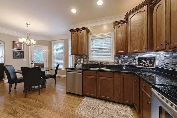 3 bed, 3045 sqft, $3,500 — Photo 4