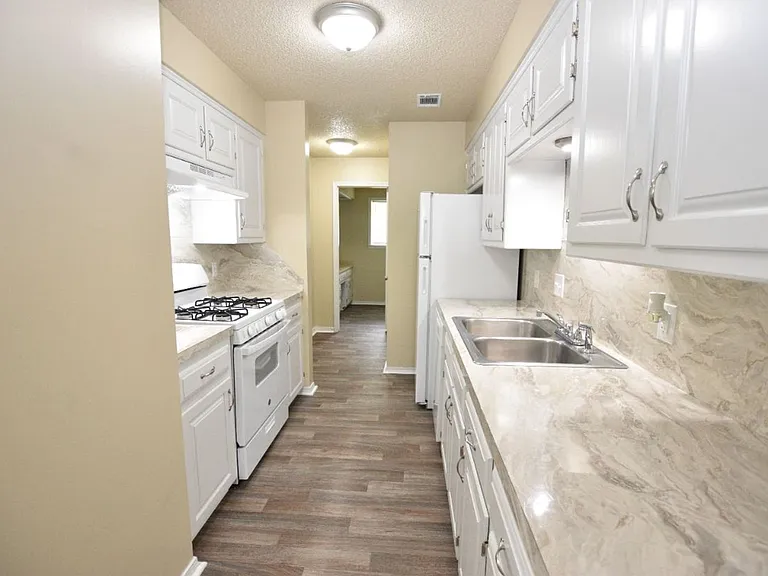 124 Carpenter Ct — Photo 15