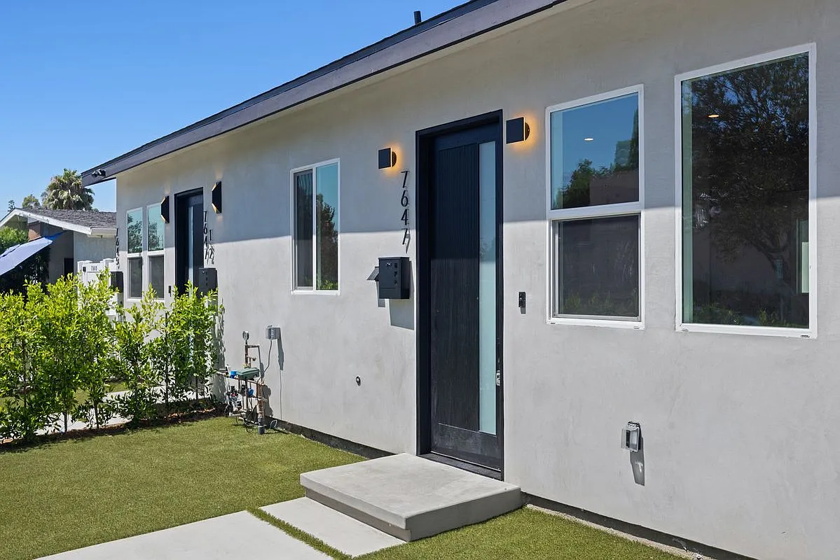 2 bed, 2.0 bath, 864 sqft, $2,995 — Photo 2