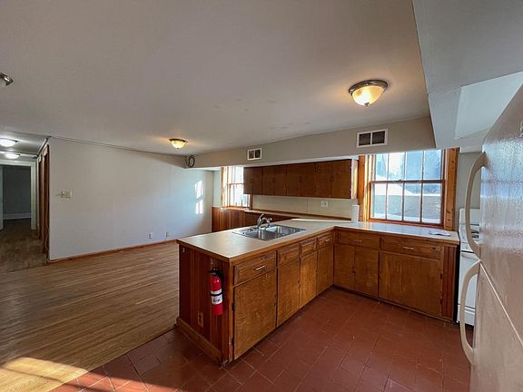 3rd image of 854 Linwood Ave APT 5