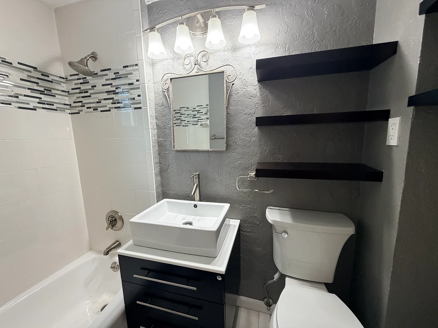 3 bed, 1000 sqft, $2,850 — Photo 4
