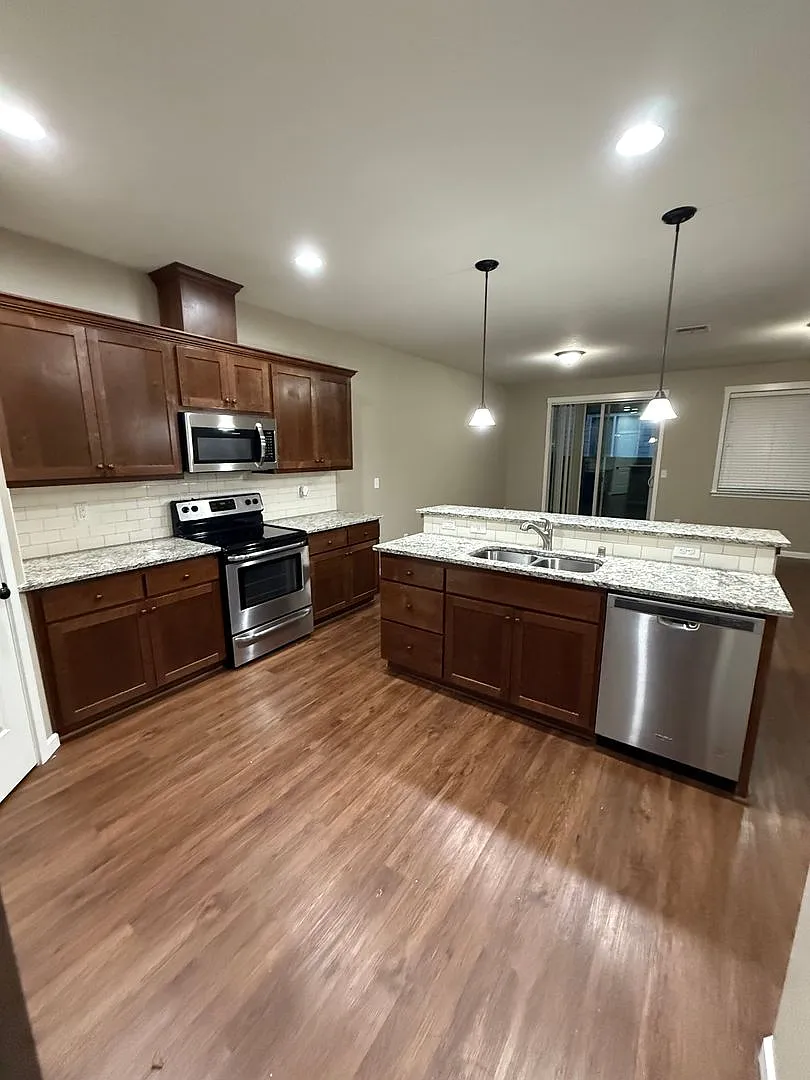 Free Dec Rent Beautiful Luxury Home For Rent!! — Photo 2