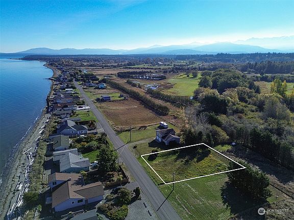 Property is located on a quiet, dead end street - the perfect spot to relax and listen to the sound of the ocean.>