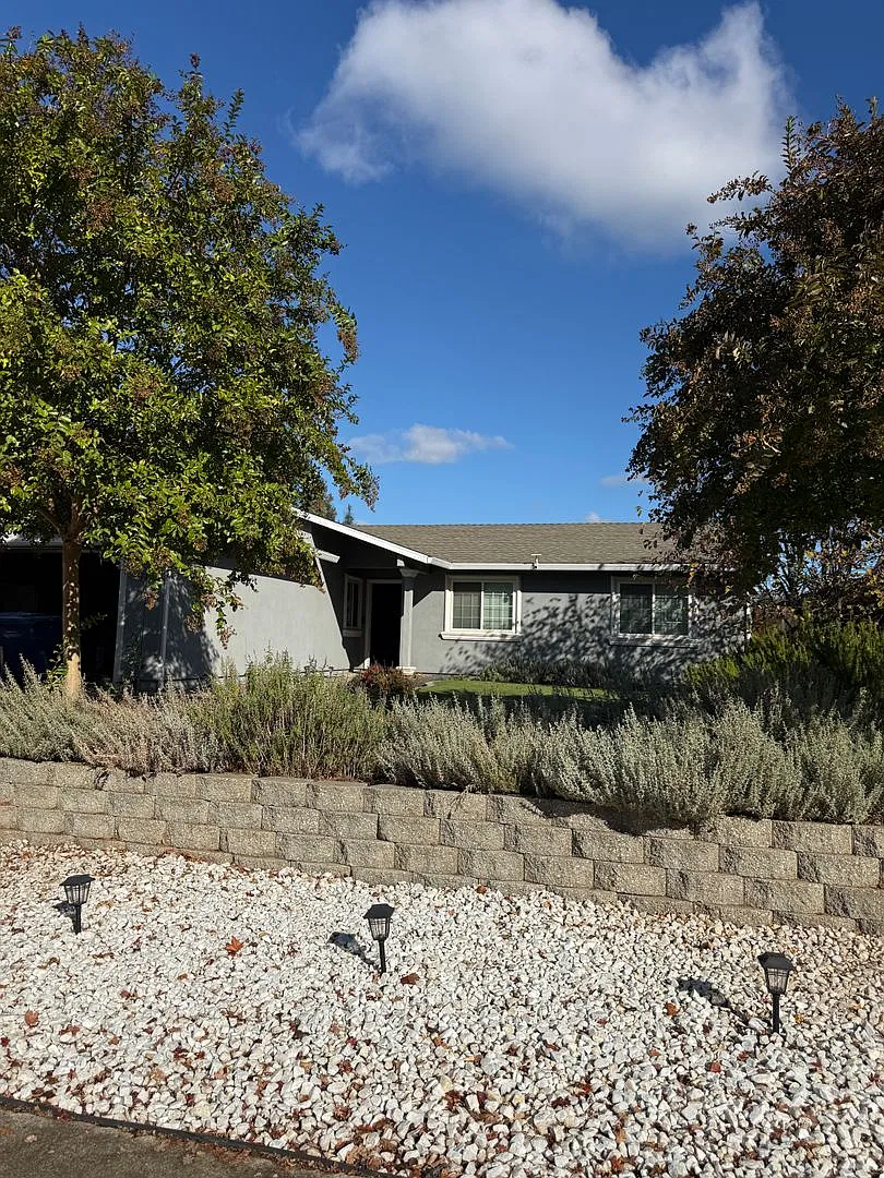 Beautiful 4/2 Orangevale Home — Photo 1