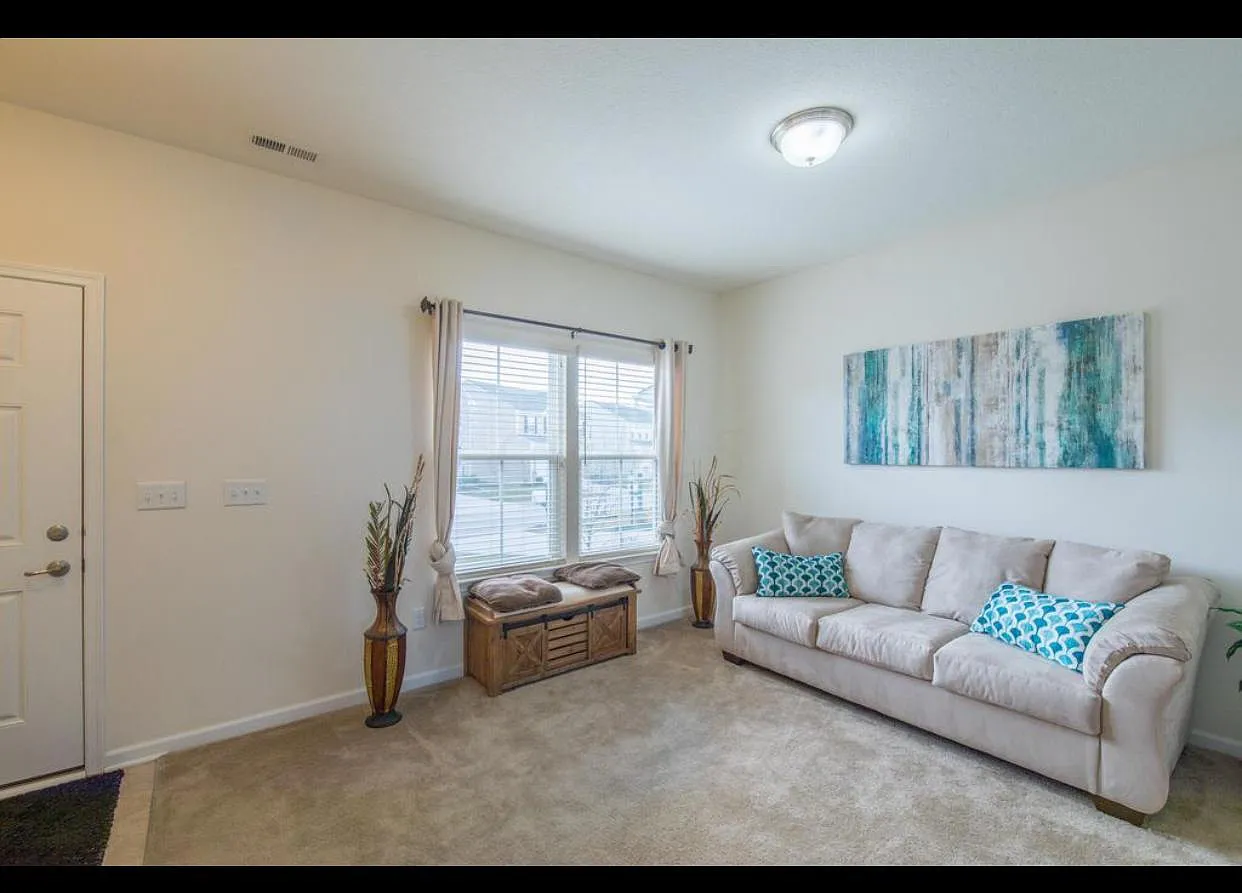 3 bed, 3.5 bath, 3174 sqft, $2,999 — Photo 4