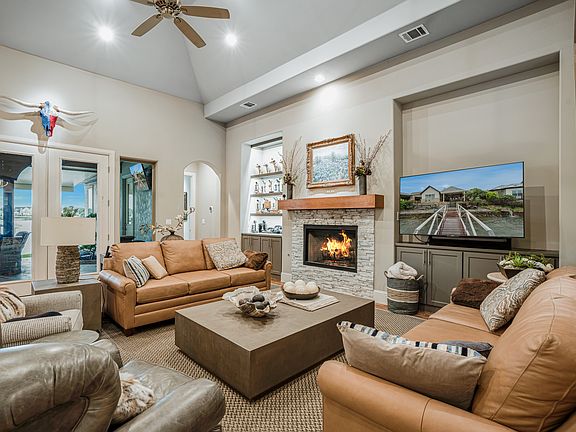 4th image of 904 Waterpoint Ct E