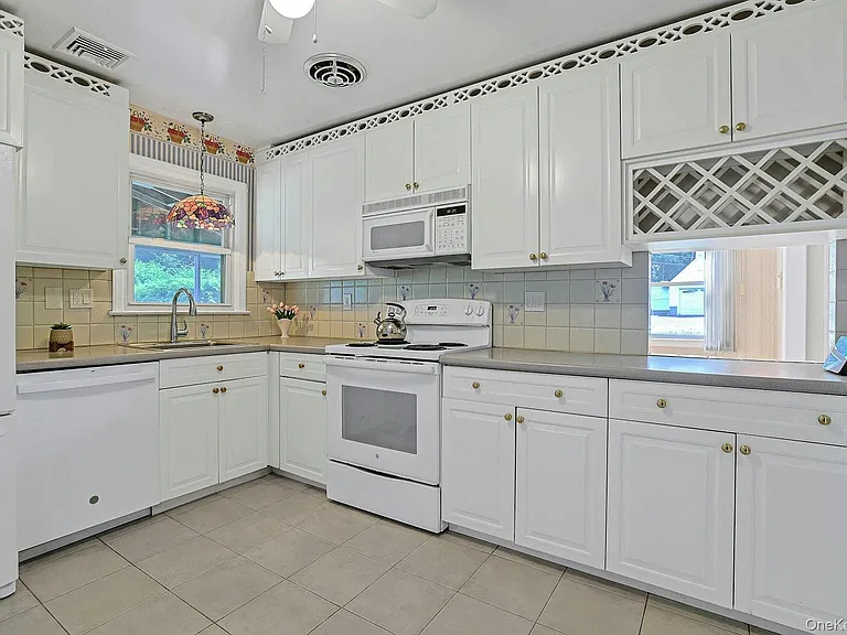 24 Grover Ave — Photo 7