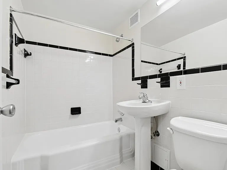 Quebec House Apartments — Photo 33