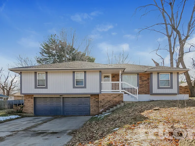 408 NW Palmer Dr — Photo 1
