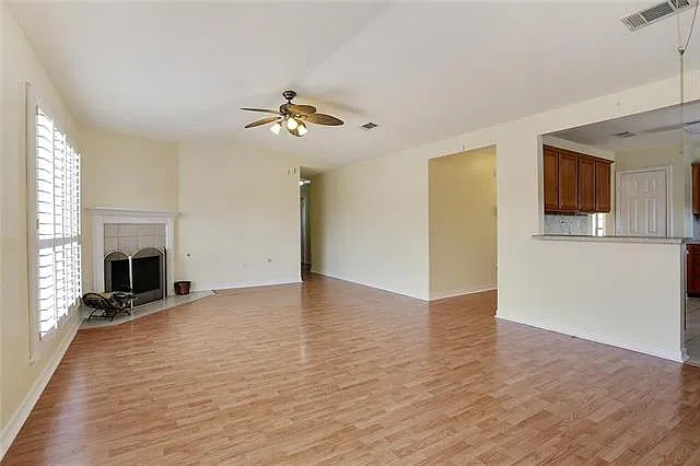 4 bed, 2200 sqft, $2,200 — Photo 4