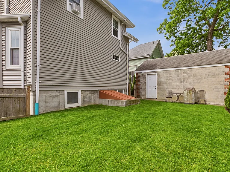 82 Van Zandt Ave — Photo 25