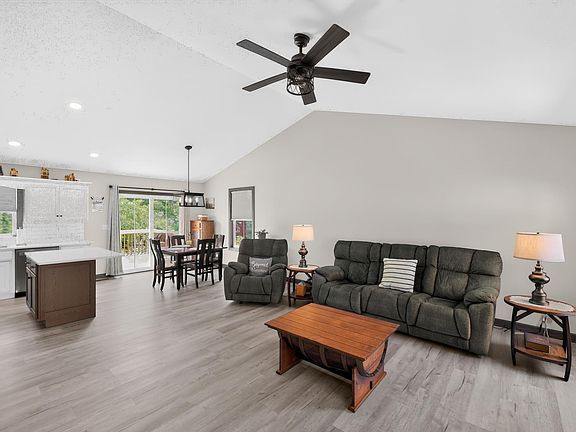 4th image of 1085 Apple Valley Dr