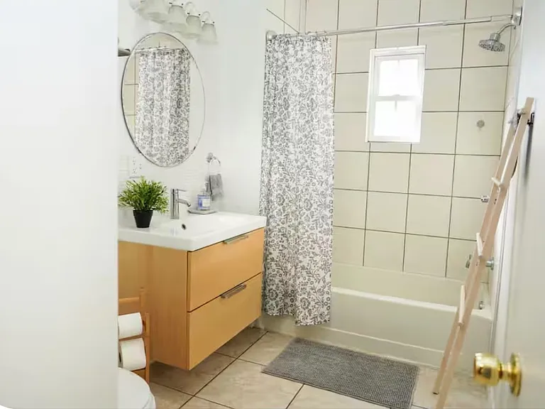 711 W 69th St — Photo 17