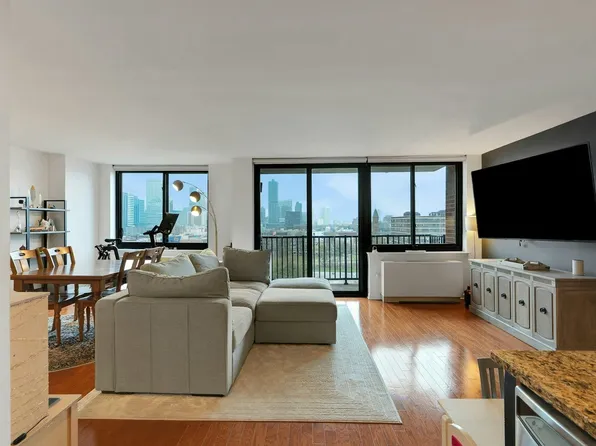 700 Grove Street image 2 of 39