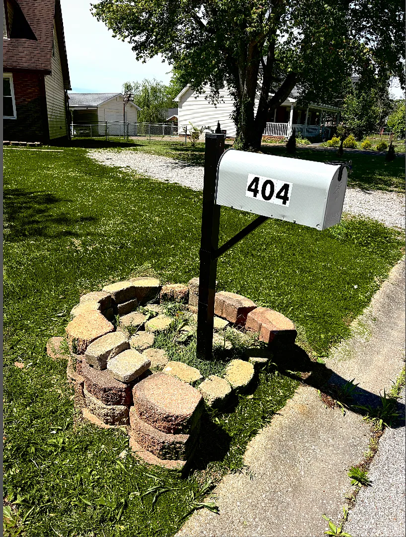 Just Reduced Charming 3 Bedroom Home In The Heart Of Clarksville - Now Available! — Photo 4