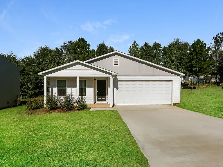 161 Queens Cir — Photo 1