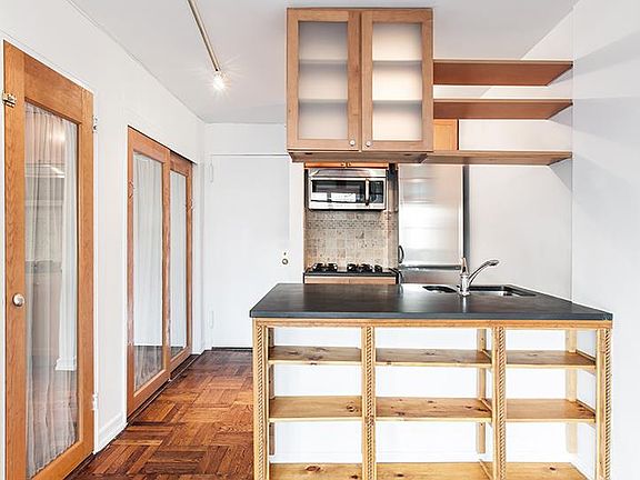 4th image of 101 W 12th St APT 8C