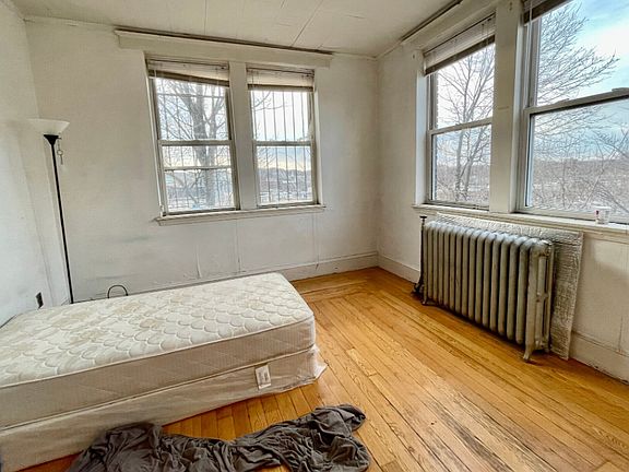 3rd image of 16 Copenger St #2B