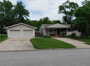 1000 NE Cowden Dr, Kansas City, MO 64118