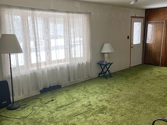 4th image of 12 Carolyn Ln